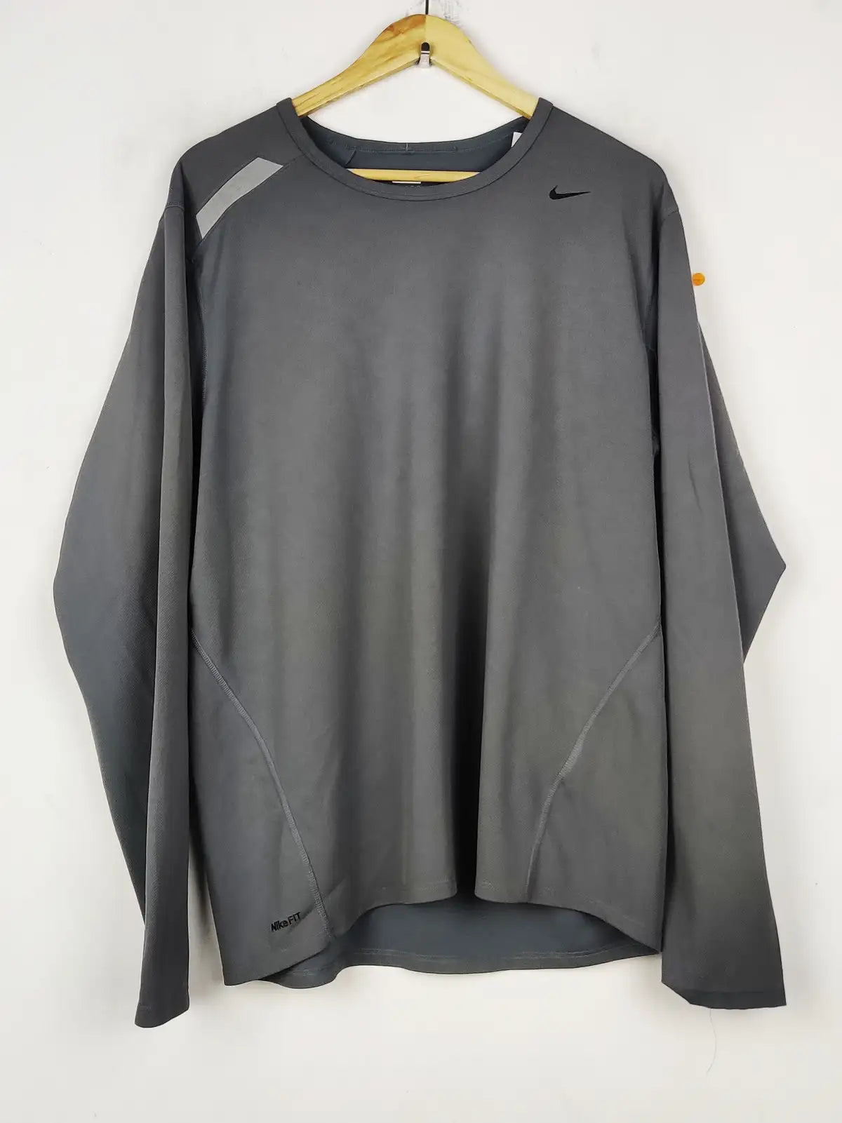Buy online pre-used pre-loved 100% authentic & Original branded N.I.K.E (MA-753) available in Pakistan. Top international brands avilable.