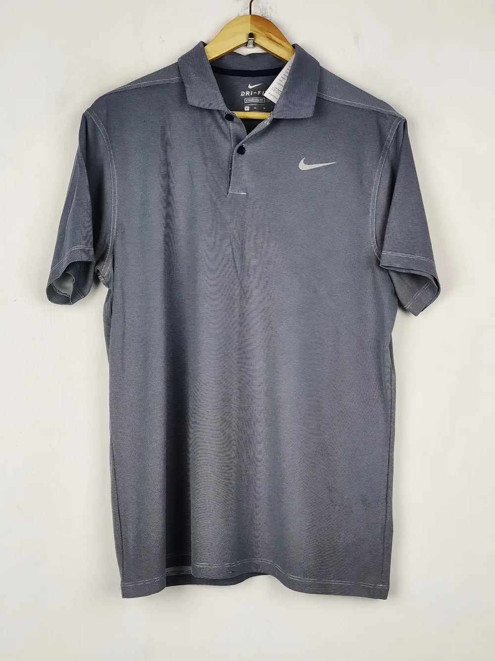 Buy online pre-used pre-loved 100% authentic & Original branded N.I.K.E (MA-754) available in Pakistan. Top international brands avilable.