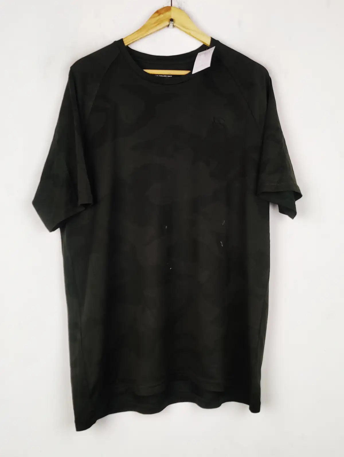 Buy online pre-used pre-loved 100% authentic & Original branded Underarmour (MA-803) available in Pakistan. Top international brands avilable.