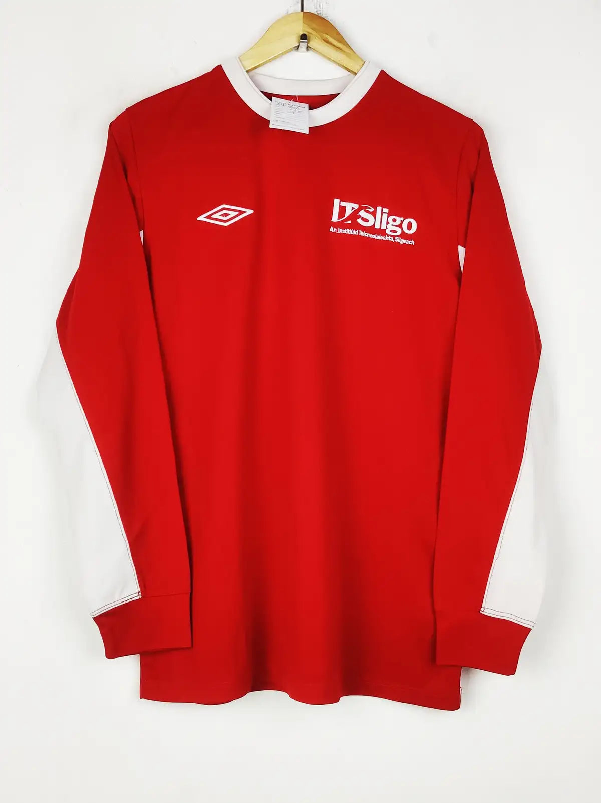 Buy online pre-used pre-loved 100% authentic & Original branded Umbro (MA-806) available in Pakistan. Top international brands avilable.