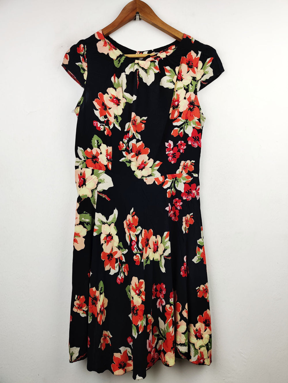 Buy online pre-used pre-loved 100% authentic & Original branded Dorothy Perkins (MF-1013) available in Pakistan. Top international brands avilable.