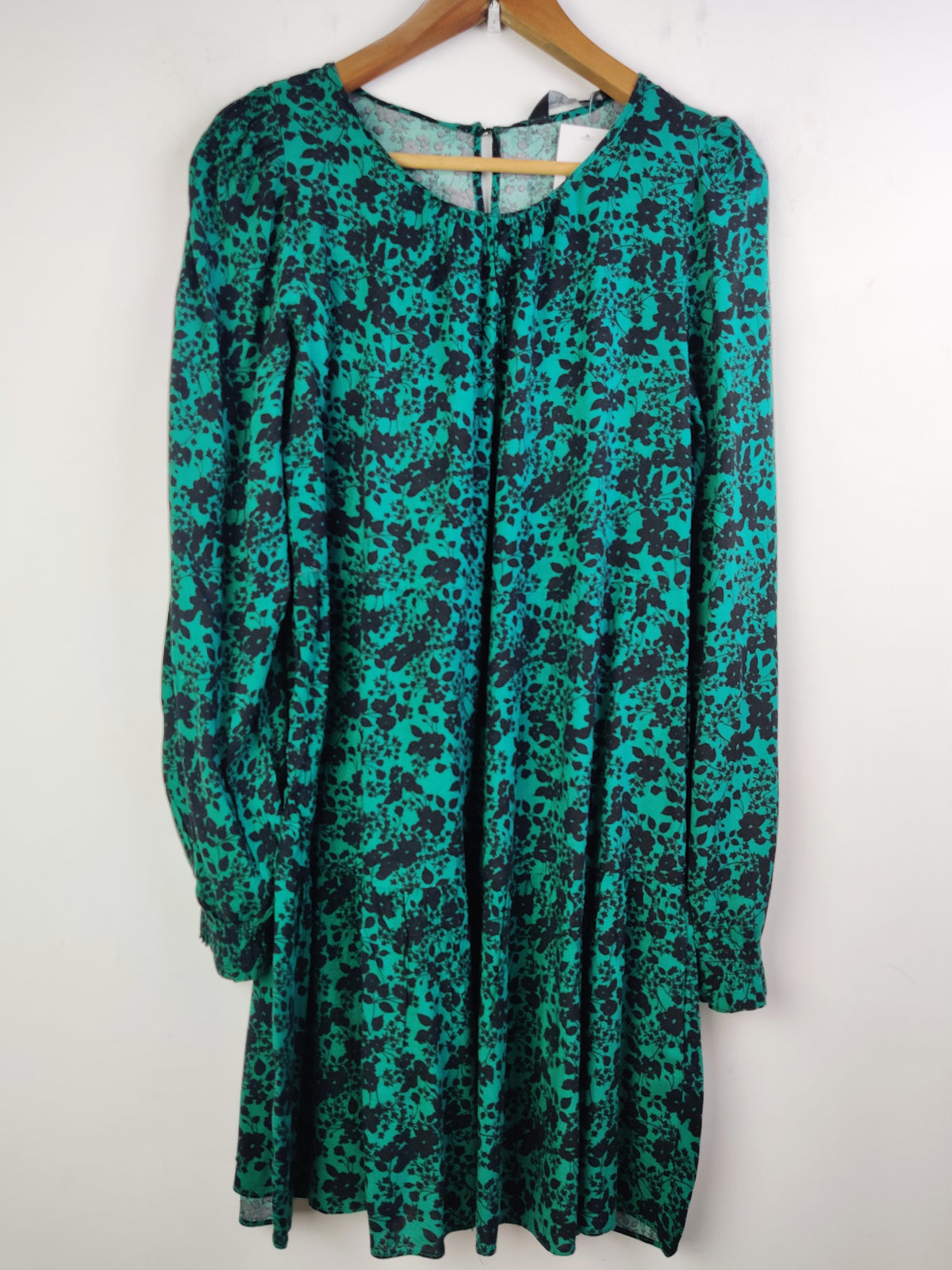 Buy online pre-used pre-loved 100% authentic & Original branded Dorothy Perkins (MF-1372) available in Pakistan. Top international brands avilable.