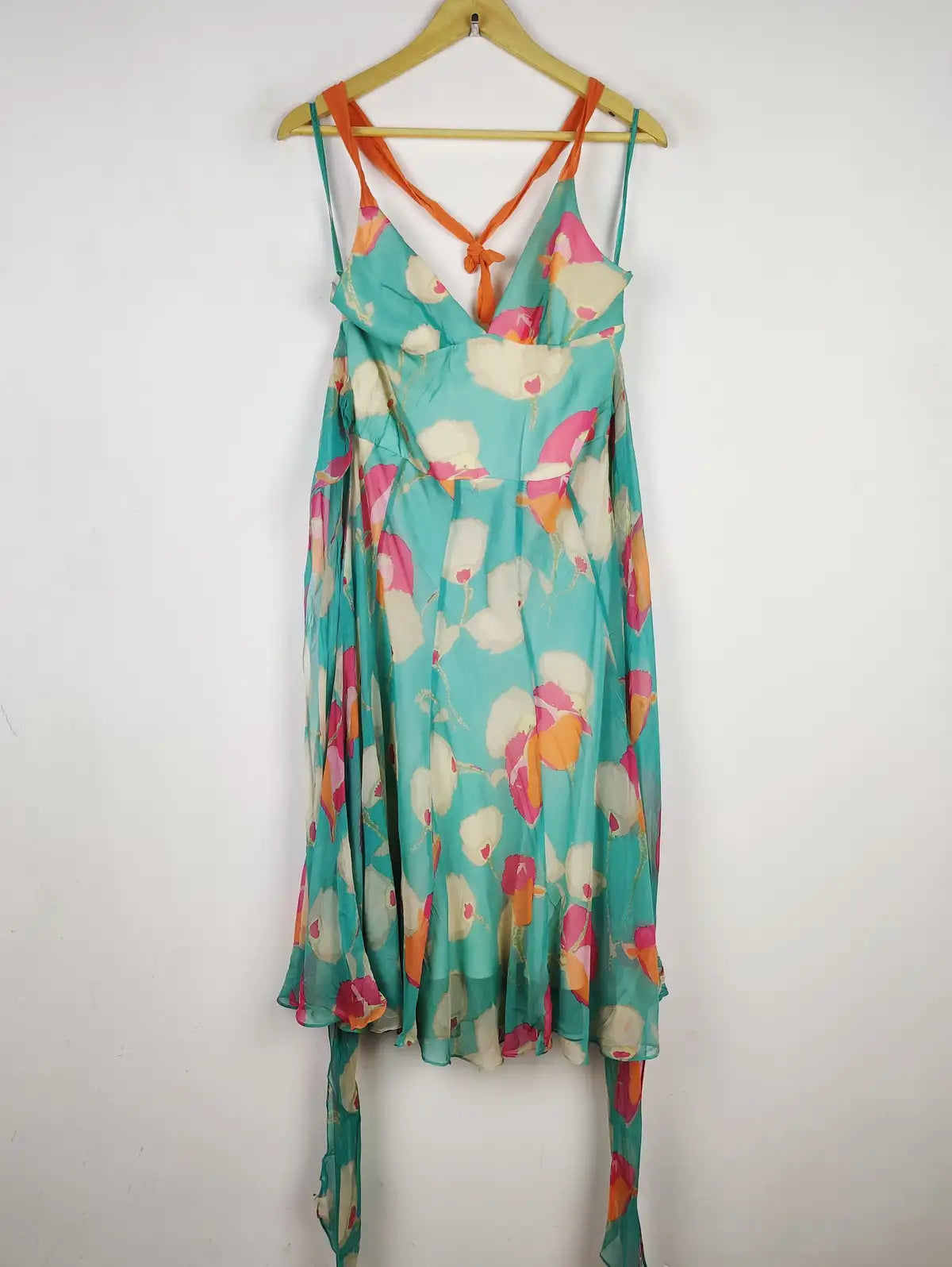 Buy online pre-used pre-loved 100% authentic & Original branded Bcbgmaxazria (MF-2181) available in Pakistan. Top international brands avilable.