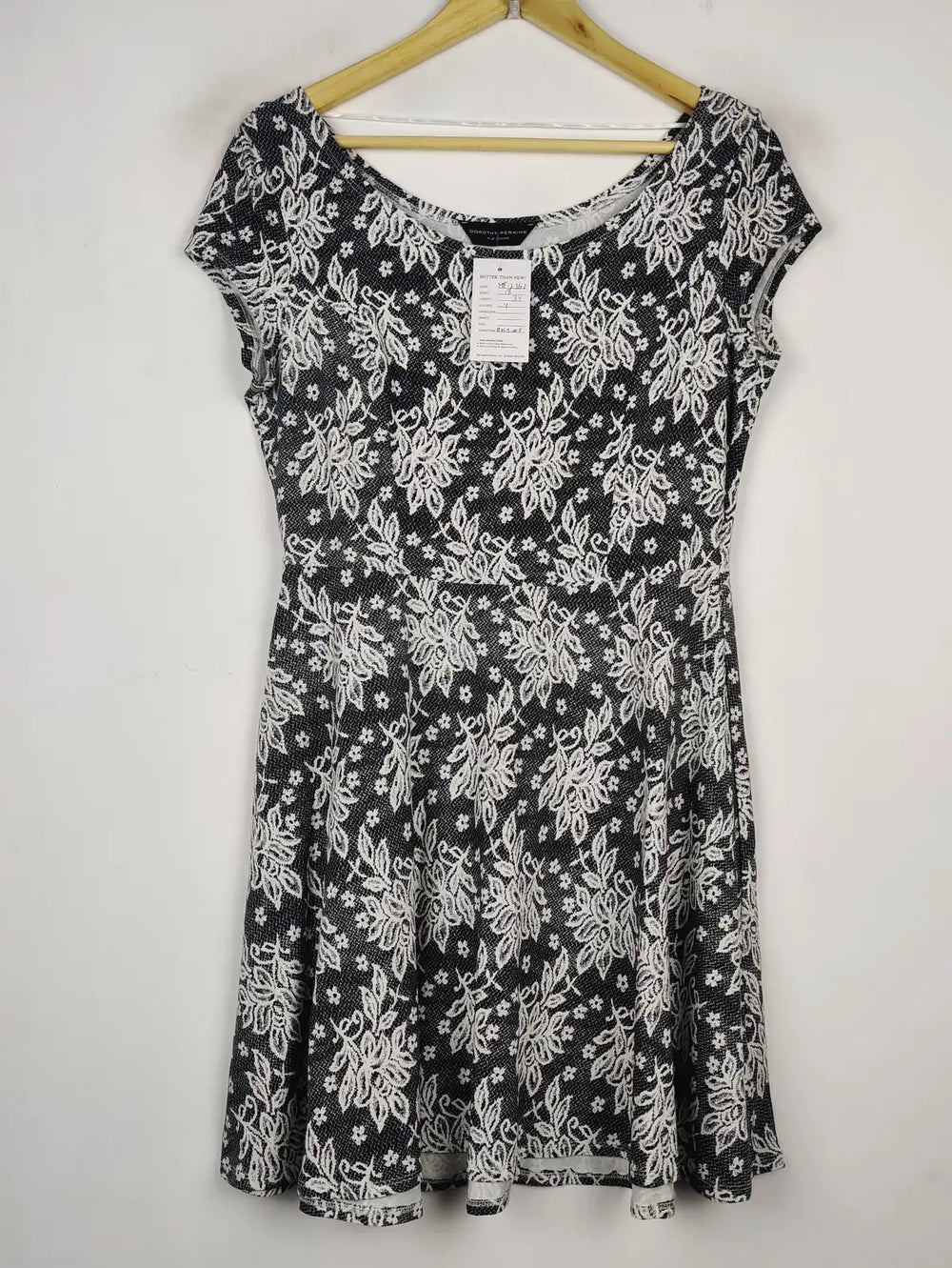 Buy online pre-used pre-loved 100% authentic & Original branded Dorothy Perkins (MF-2362) available in Pakistan. Top international brands avilable.