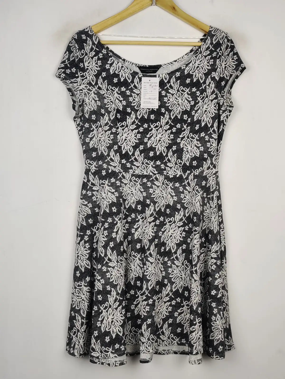 Buy online pre-used pre-loved 100% authentic & Original branded Dorothy Perkins (MF-2362) available in Pakistan. Top international brands avilable.
