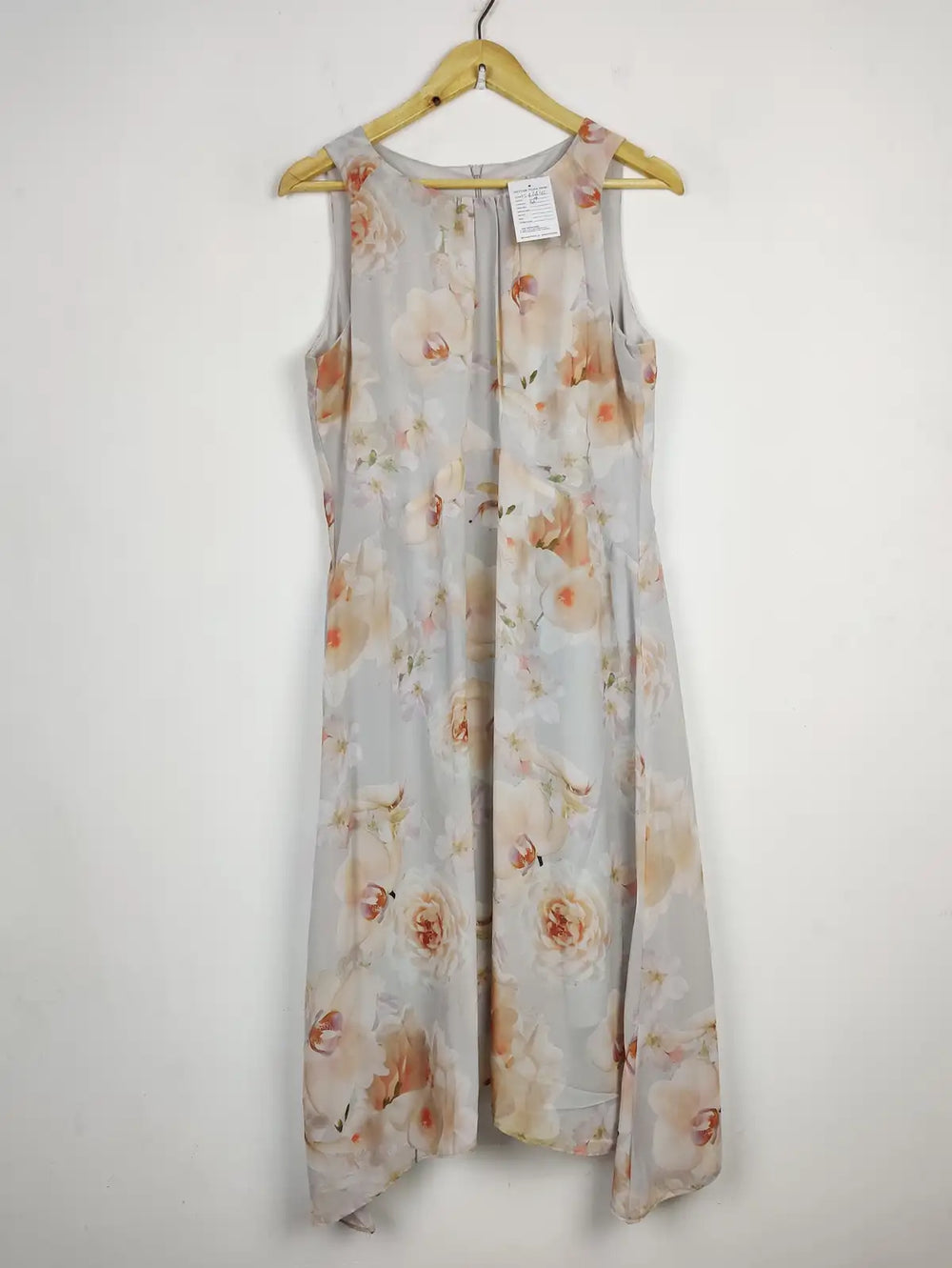 Buy online pre-used pre-loved 100% authentic & Original branded Wallis (MF-2843) available in Pakistan. Top international brands avilable.