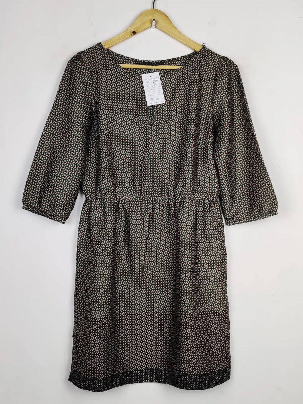 Buy online pre-used pre-loved 100% authentic & Original branded Qed London (MF-2918) available in Pakistan. Top international brands avilable.