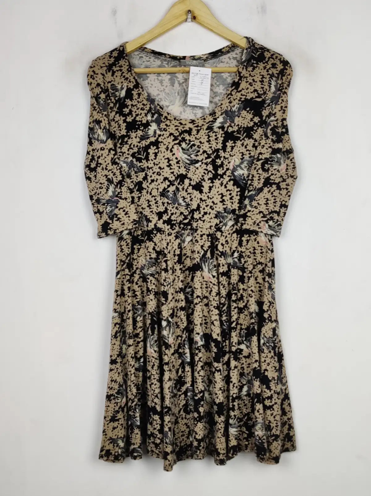 Buy online pre-used pre-loved 100% authentic & Original branded Wallis (MF-3354) available in Pakistan. Top international brands avilable.