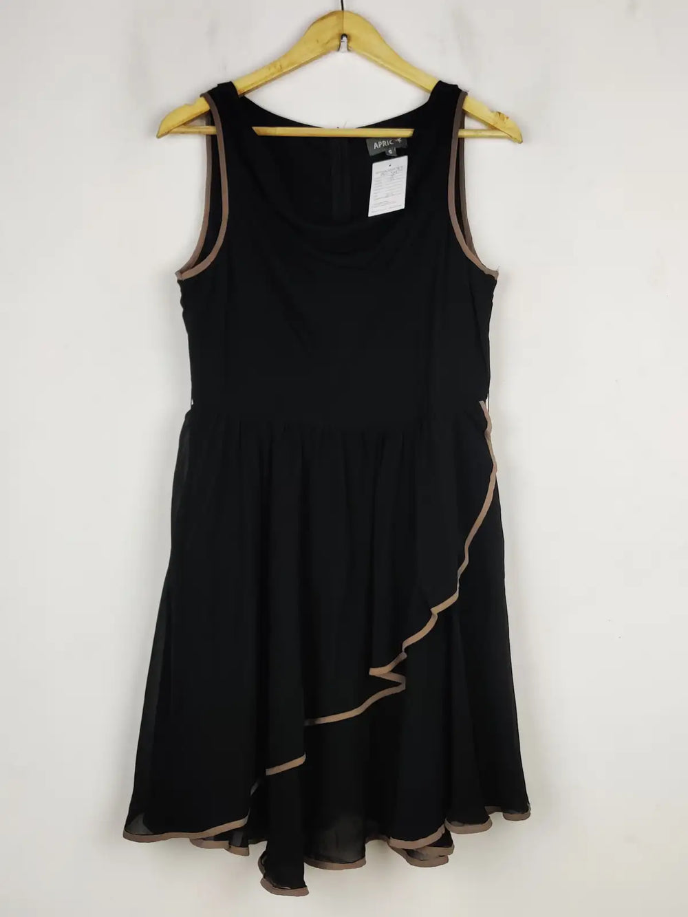 Buy online pre-used pre-loved 100% authentic & Original branded Apricot (MF-3426) available in Pakistan. Top international brands avilable.