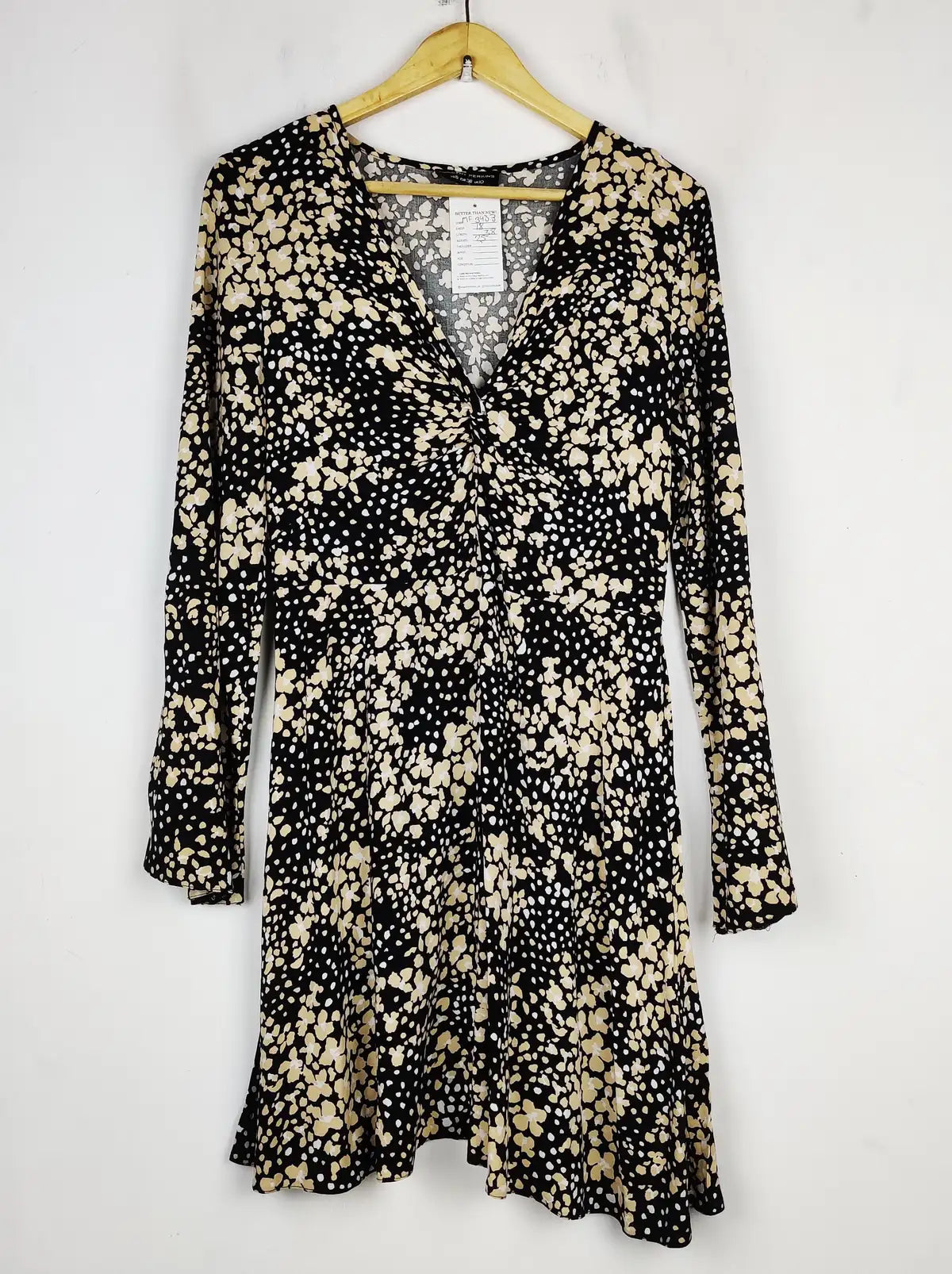 Buy online pre-used pre-loved 100% authentic & Original branded Dorothy Perkins (MF-3433) available in Pakistan. Top international brands avilable.