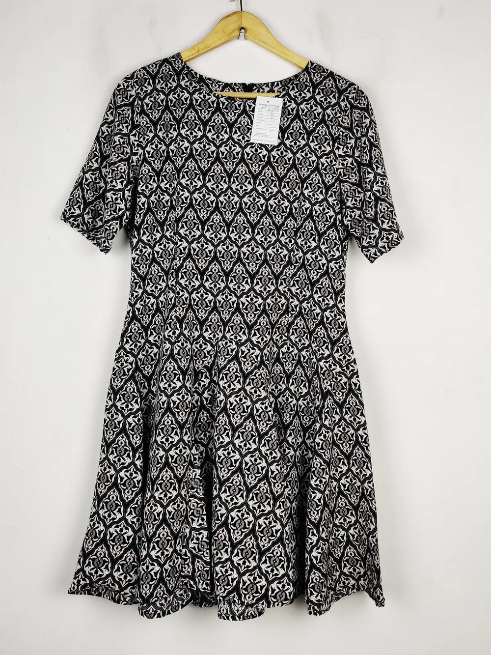 Buy online pre-used pre-loved 100% authentic & Original branded H&M (MF-3443) available in Pakistan. Top international brands avilable.