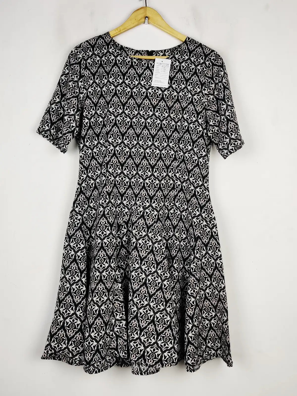 Buy online pre-used pre-loved 100% authentic & Original branded H&M (MF-3443) available in Pakistan. Top international brands avilable.