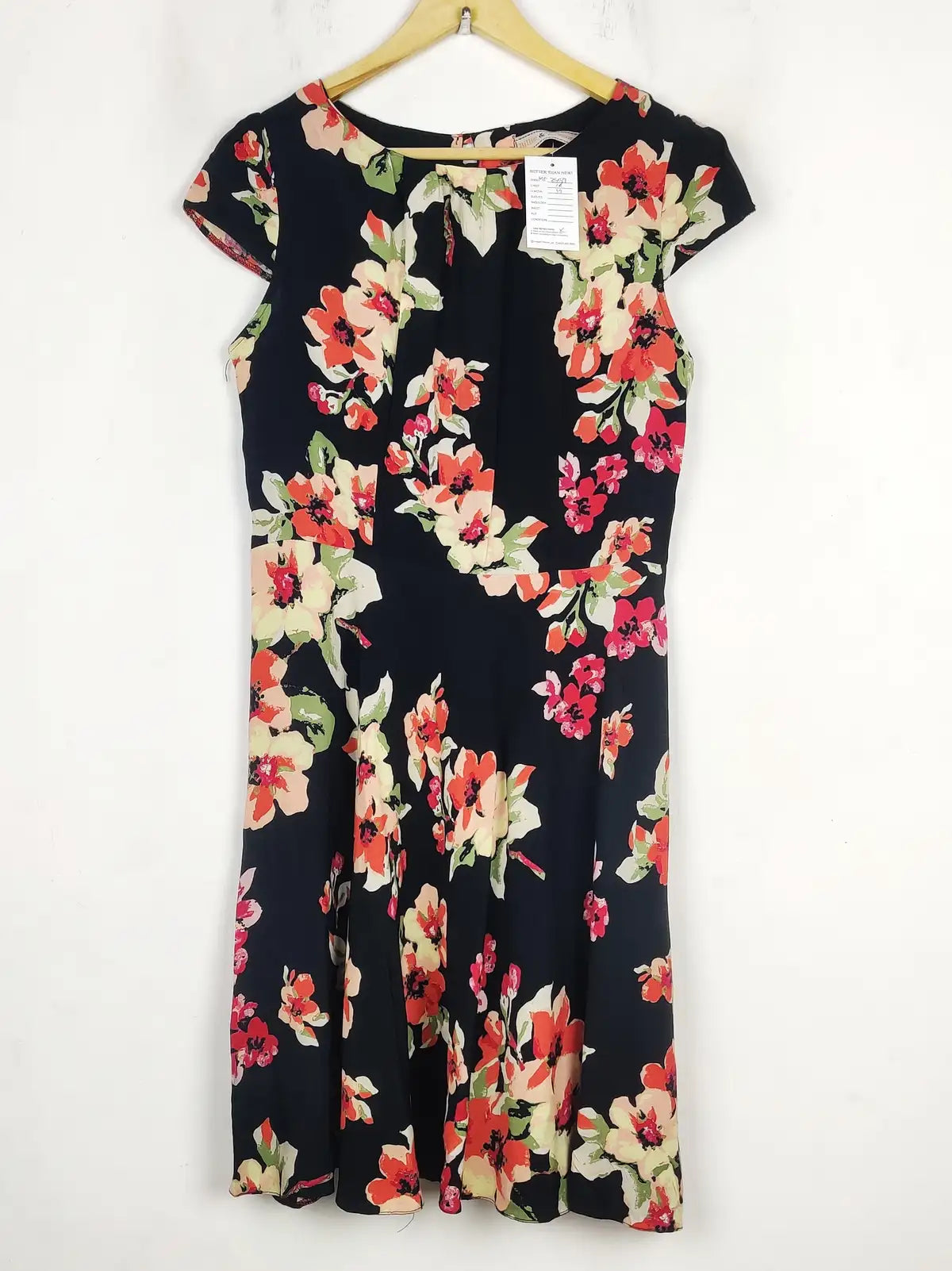 Buy online pre-used pre-loved 100% authentic & Original branded Dorothy Perkins (MF-3557) available in Pakistan. Top international brands avilable.