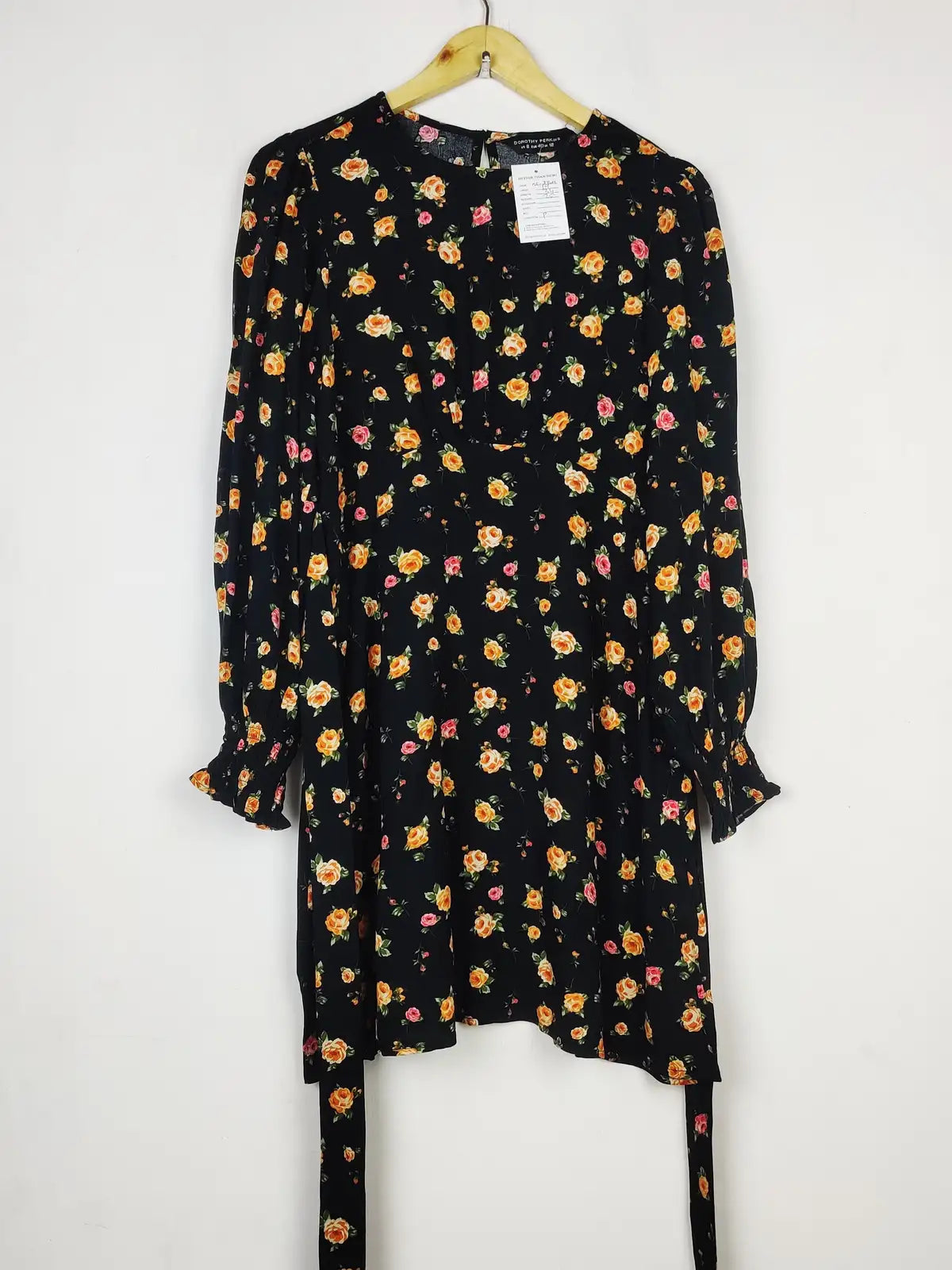 Buy online pre-used pre-loved 100% authentic & Original branded Dorothy Perkins (MF-3804) available in Pakistan. Top international brands avilable.