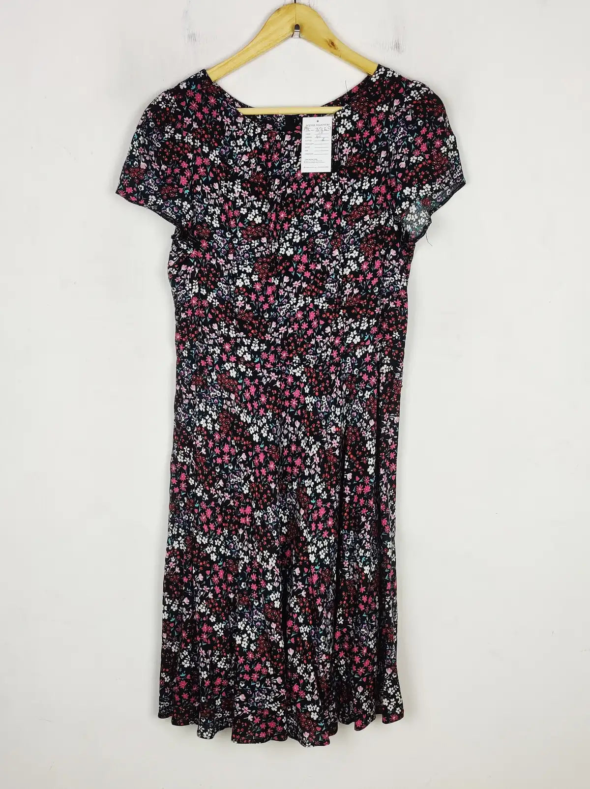 Buy online pre-used pre-loved 100% authentic & Original branded Billie & Blossom (MF-3969) available in Pakistan. Top international brands avilable.
