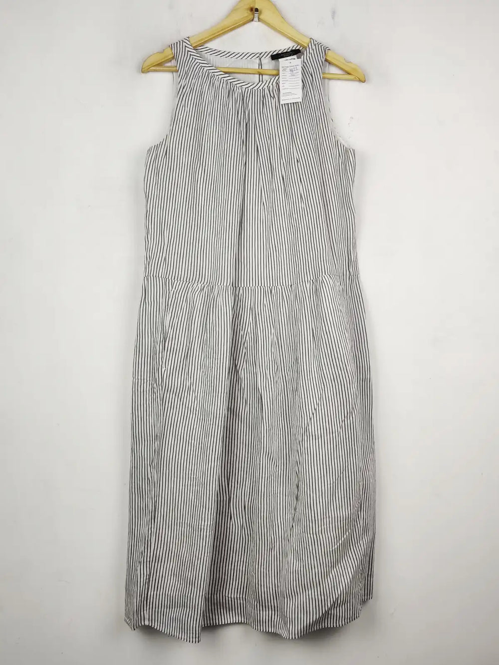 Buy online pre-used pre-loved 100% authentic & Original branded Maxmara (MF-4073) available in Pakistan. Top international brands avilable.