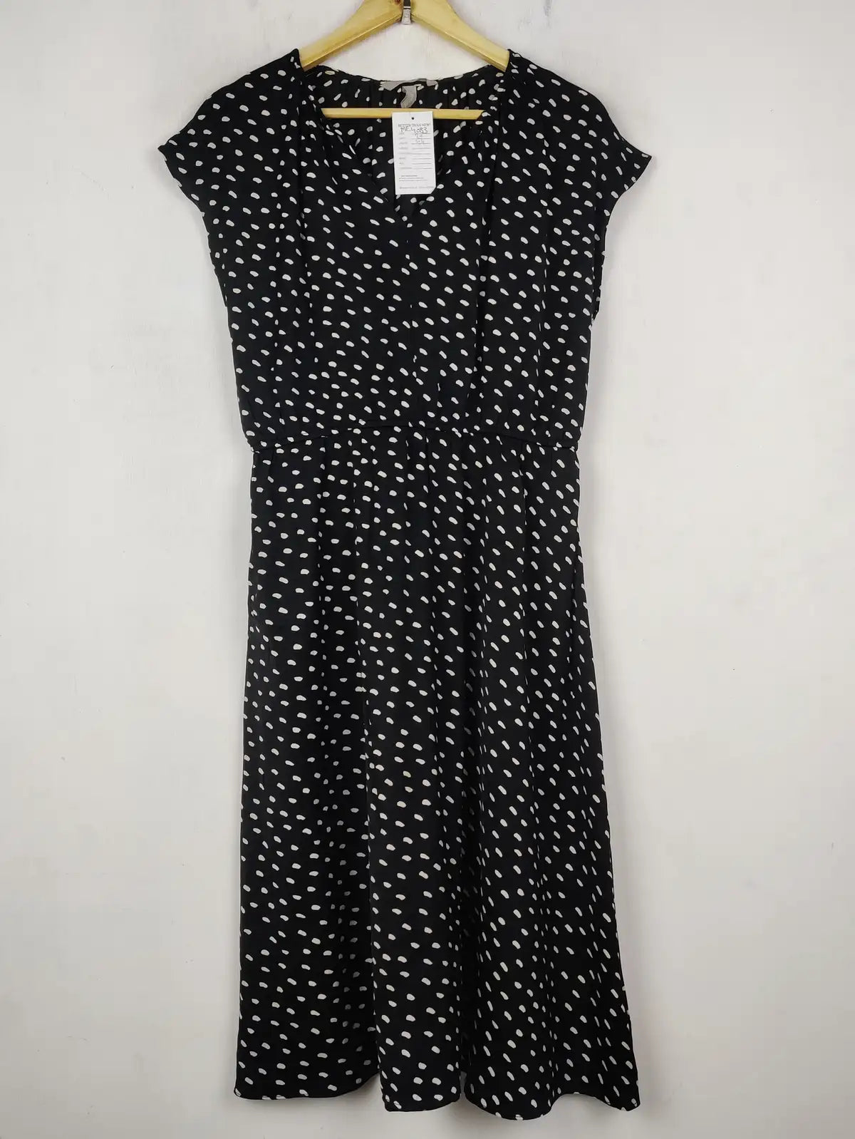 Buy online pre-used pre-loved 100% authentic & Original branded H&M (MF-4083) available in Pakistan. Top international brands avilable.