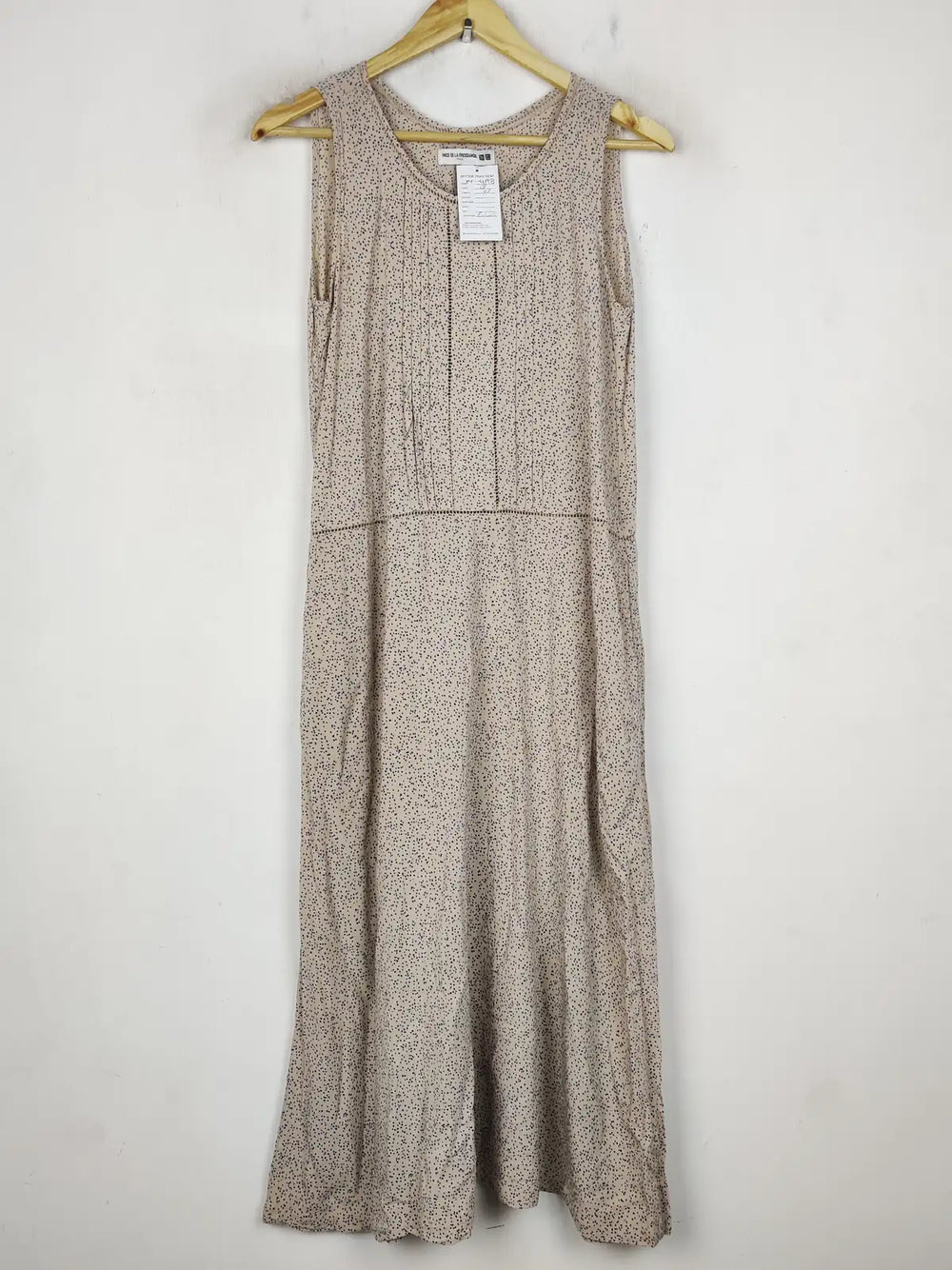 Buy online pre-used pre-loved 100% authentic & Original branded Uniqlo (MF-4198) available in Pakistan. Top international brands avilable.