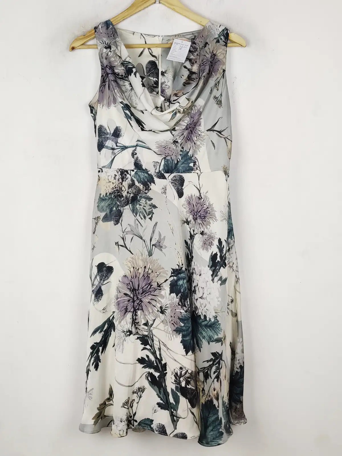 Buy online pre-used pre-loved 100% authentic & Original branded Billie (MF-4332) available in Pakistan. Top international brands avilable.