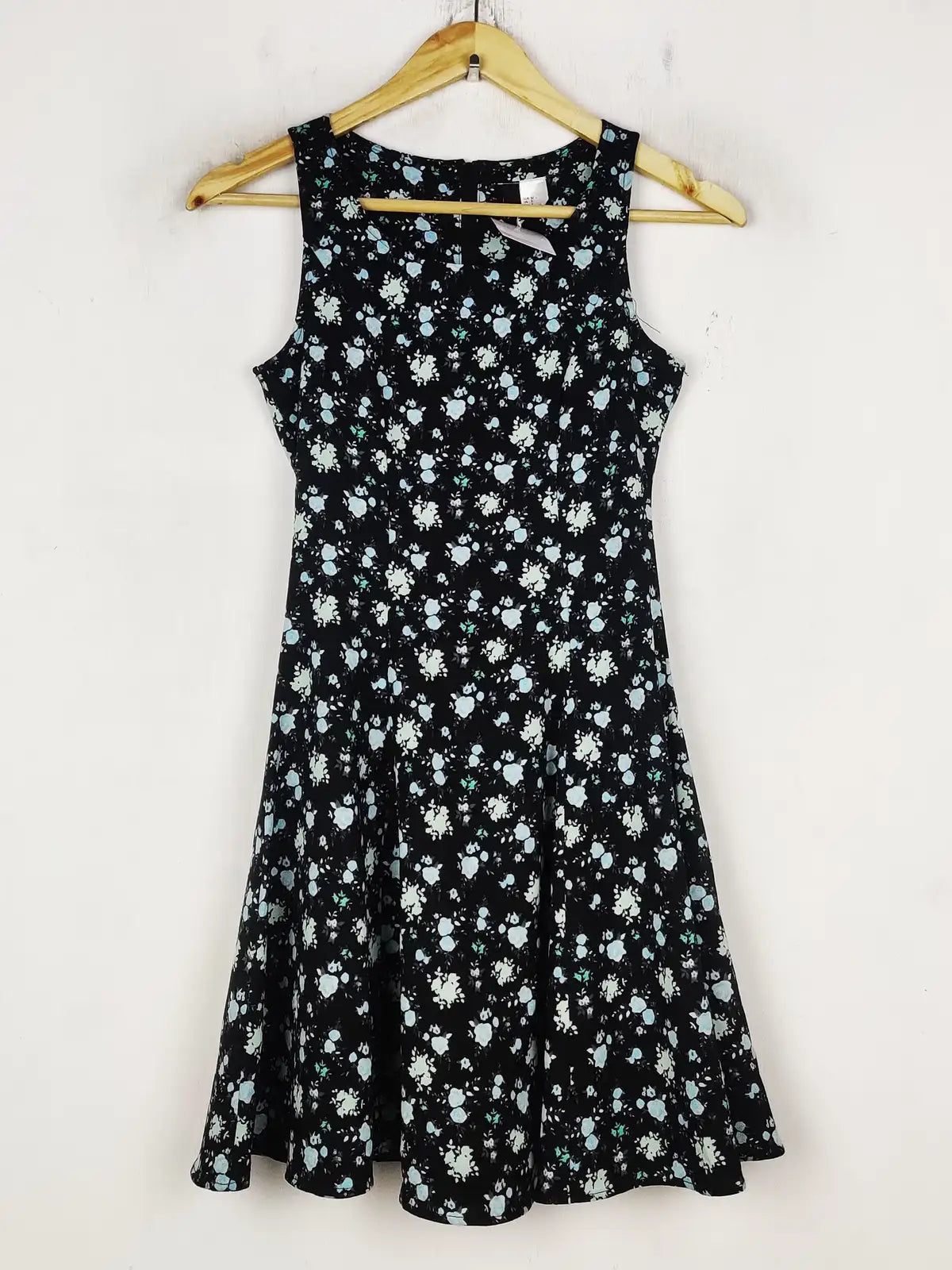 Buy online pre-used pre-loved 100% authentic & Original branded H&M (MF-4462) available in Pakistan. Top international brands avilable.