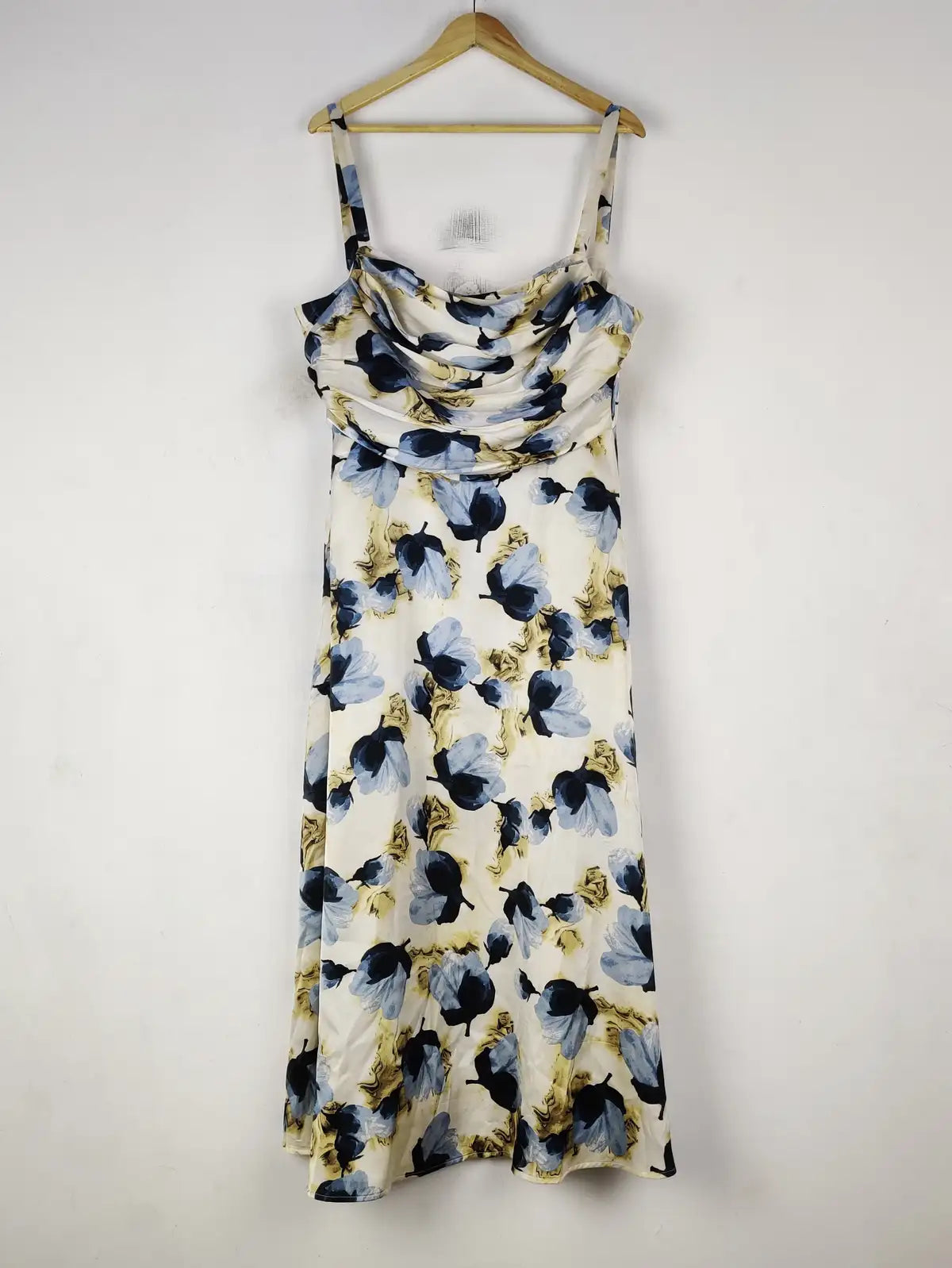 Buy online pre-used pre-loved 100% authentic & Original branded Unknown Brand (MF-4592) available in Pakistan. Top international brands avilable.