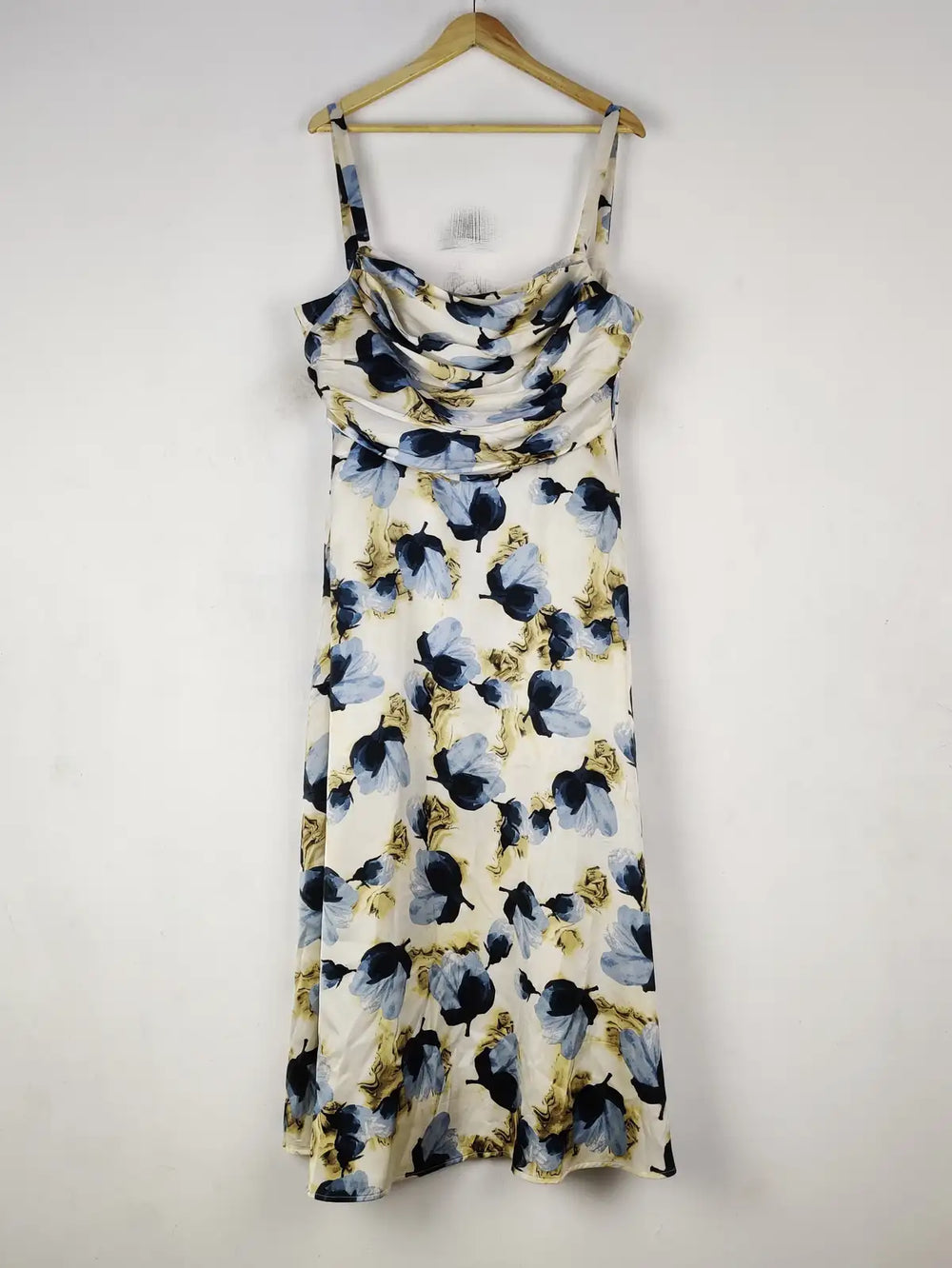 Buy online pre-used pre-loved 100% authentic & Original branded Unknown Brand (MF-4592) available in Pakistan. Top international brands avilable.