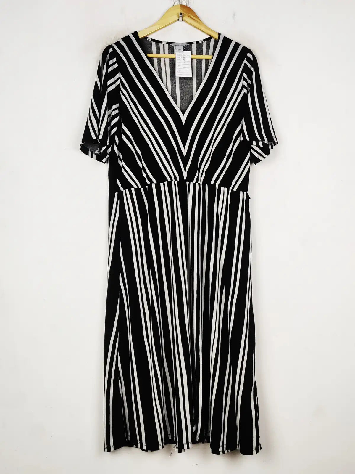 Buy online pre-used pre-loved 100% authentic & Original branded H&M (MF-4623) available in Pakistan. Top international brands avilable.