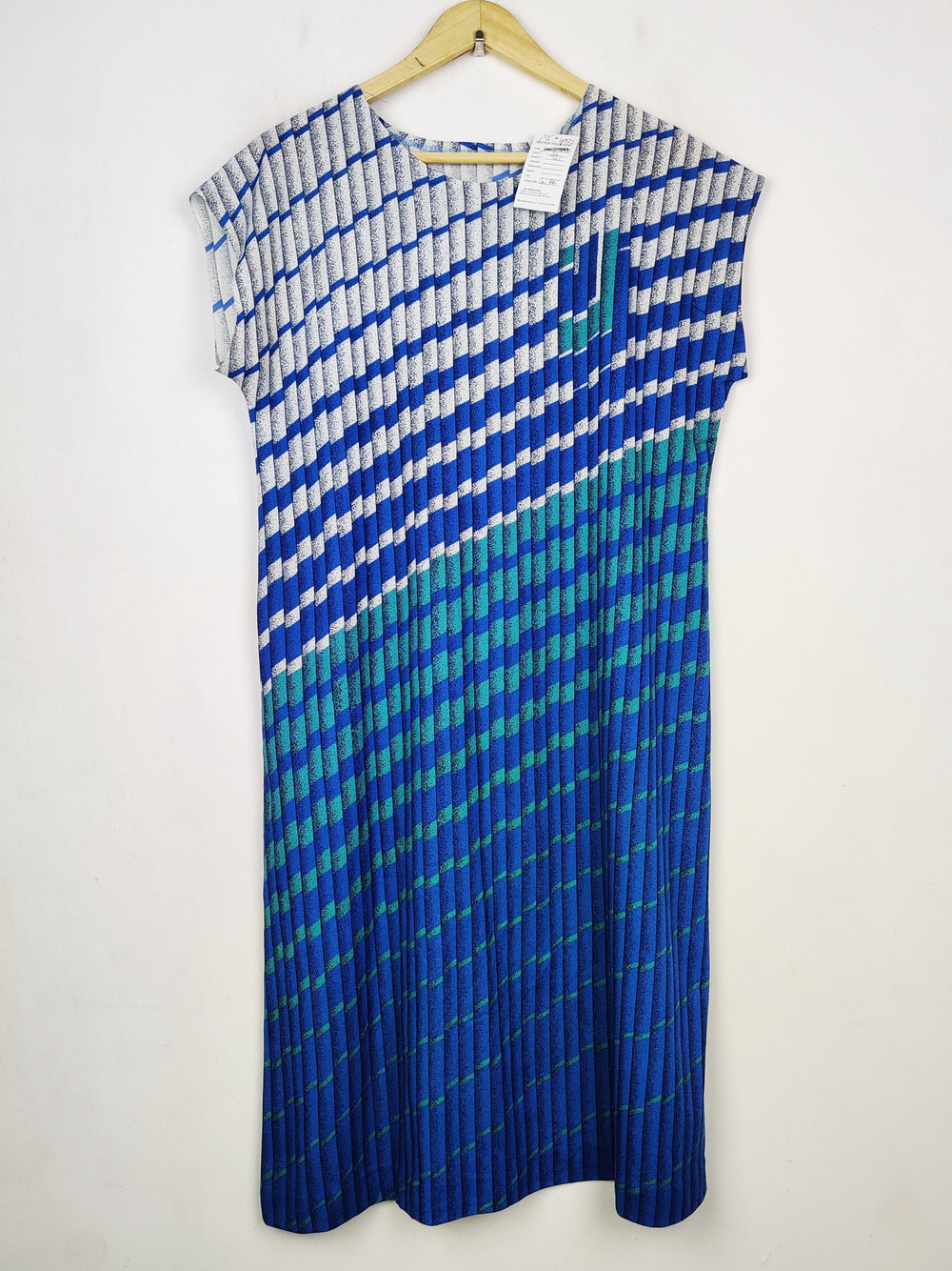 Buy online pre-used pre-loved 100% authentic & Original branded Unknown Brand (MF-4972) available in Pakistan. Top international brands avilable.