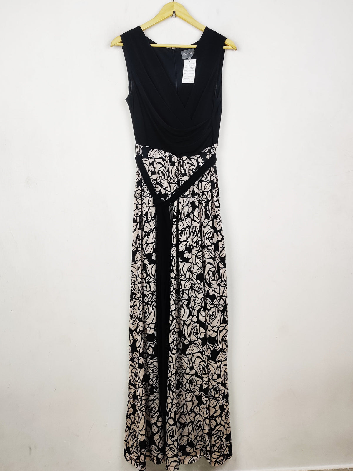 Buy online pre-used pre-loved 100% authentic & Original branded Phase Eight (MF-5115) available in Pakistan. Top international brands avilable.