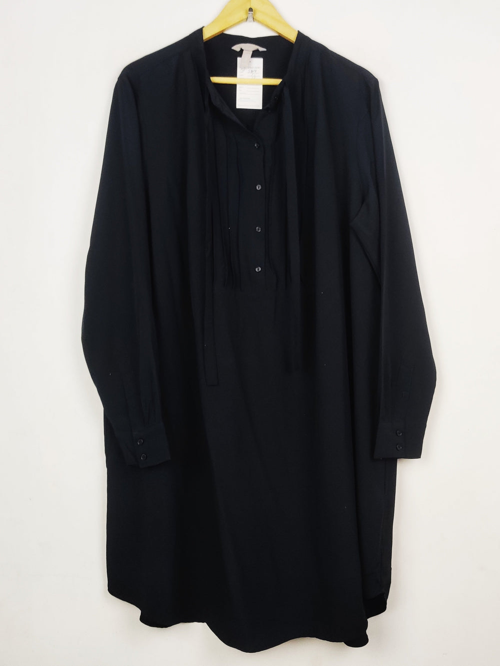 Buy online pre-used pre-loved 100% authentic & Original branded H&M (MF-5304) available in Pakistan. Top international brands avilable.