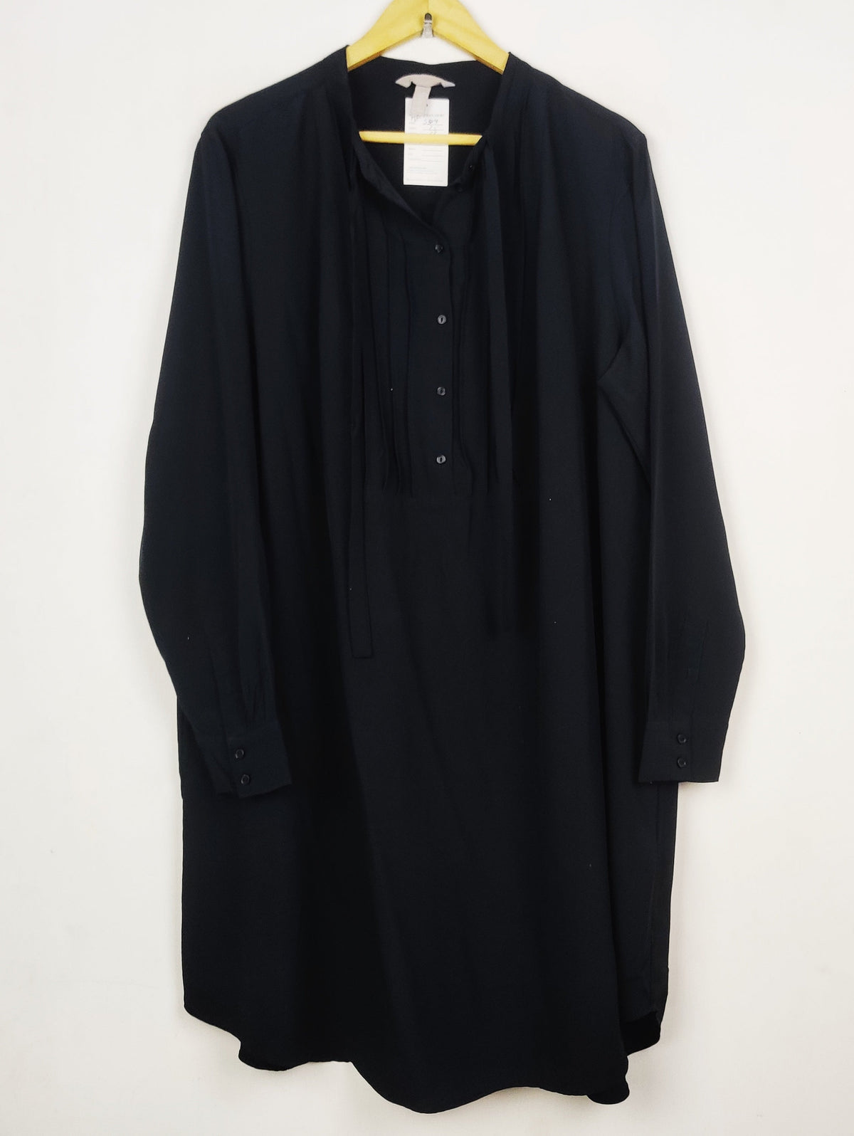 Buy online pre-used pre-loved 100% authentic & Original branded H&M (MF-5304) available in Pakistan. Top international brands avilable.
