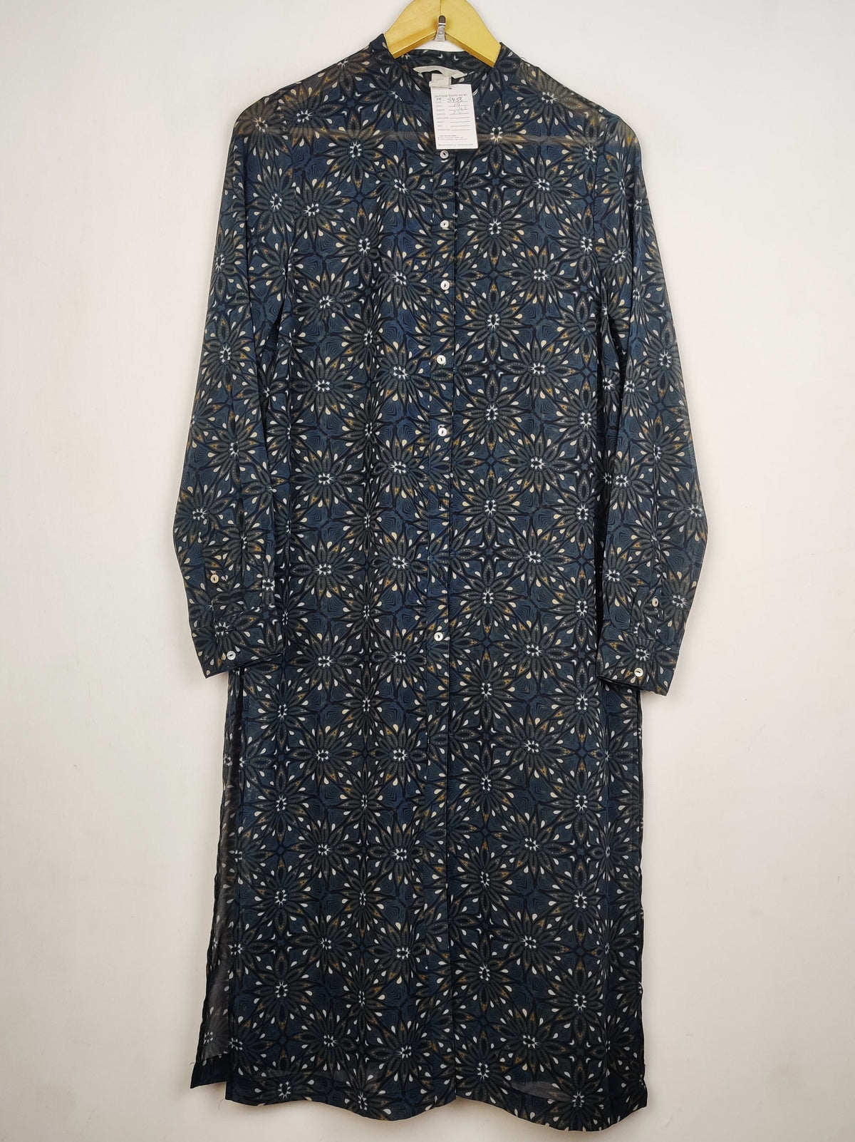 Buy online pre-used pre-loved 100% authentic & Original branded H&M (MF-5453) available in Pakistan. Top international brands avilable.