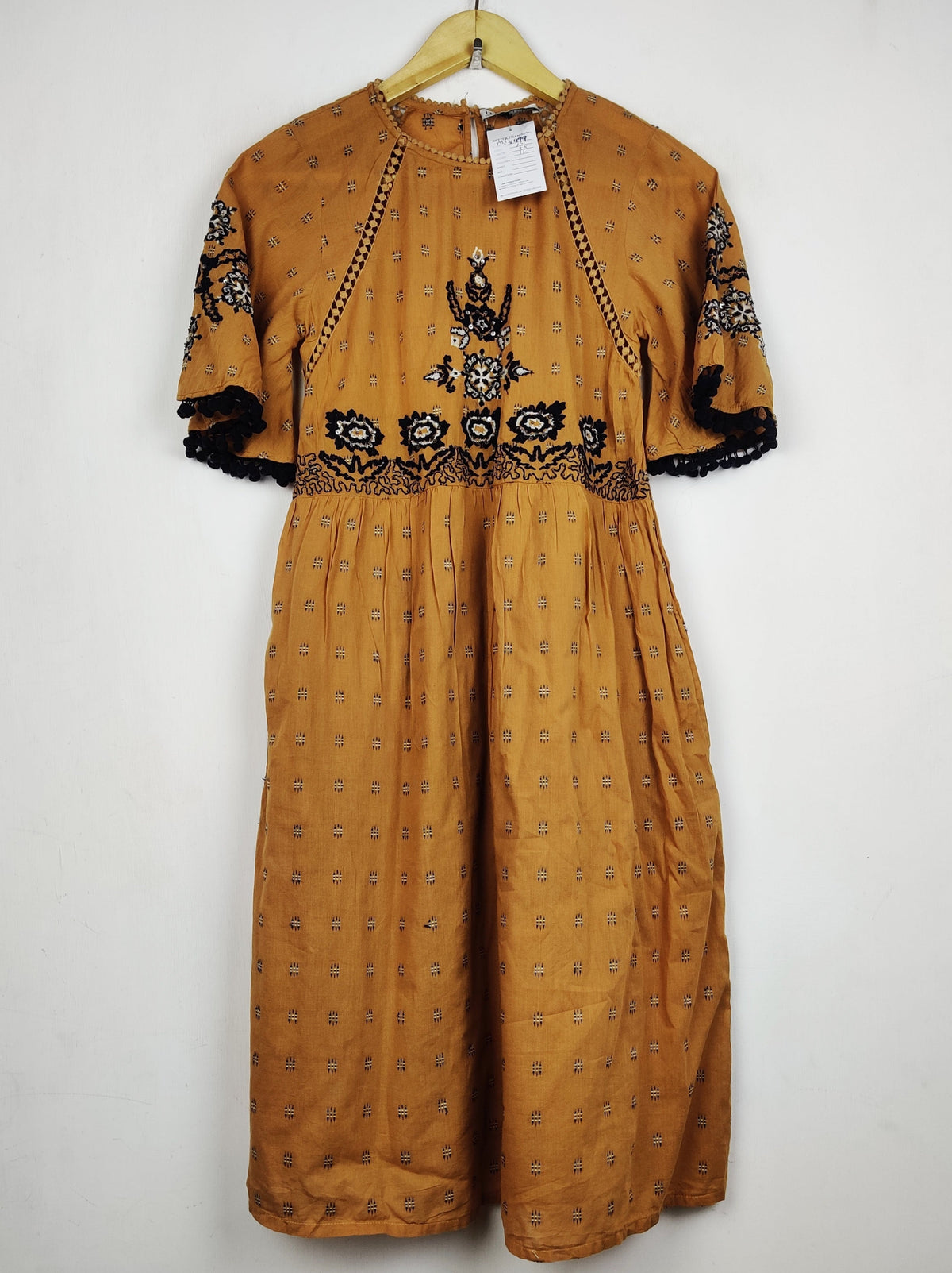 Buy online pre-used pre-loved 100% authentic & Original branded Zara (MF-5479) available in Pakistan. Top international brands avilable.