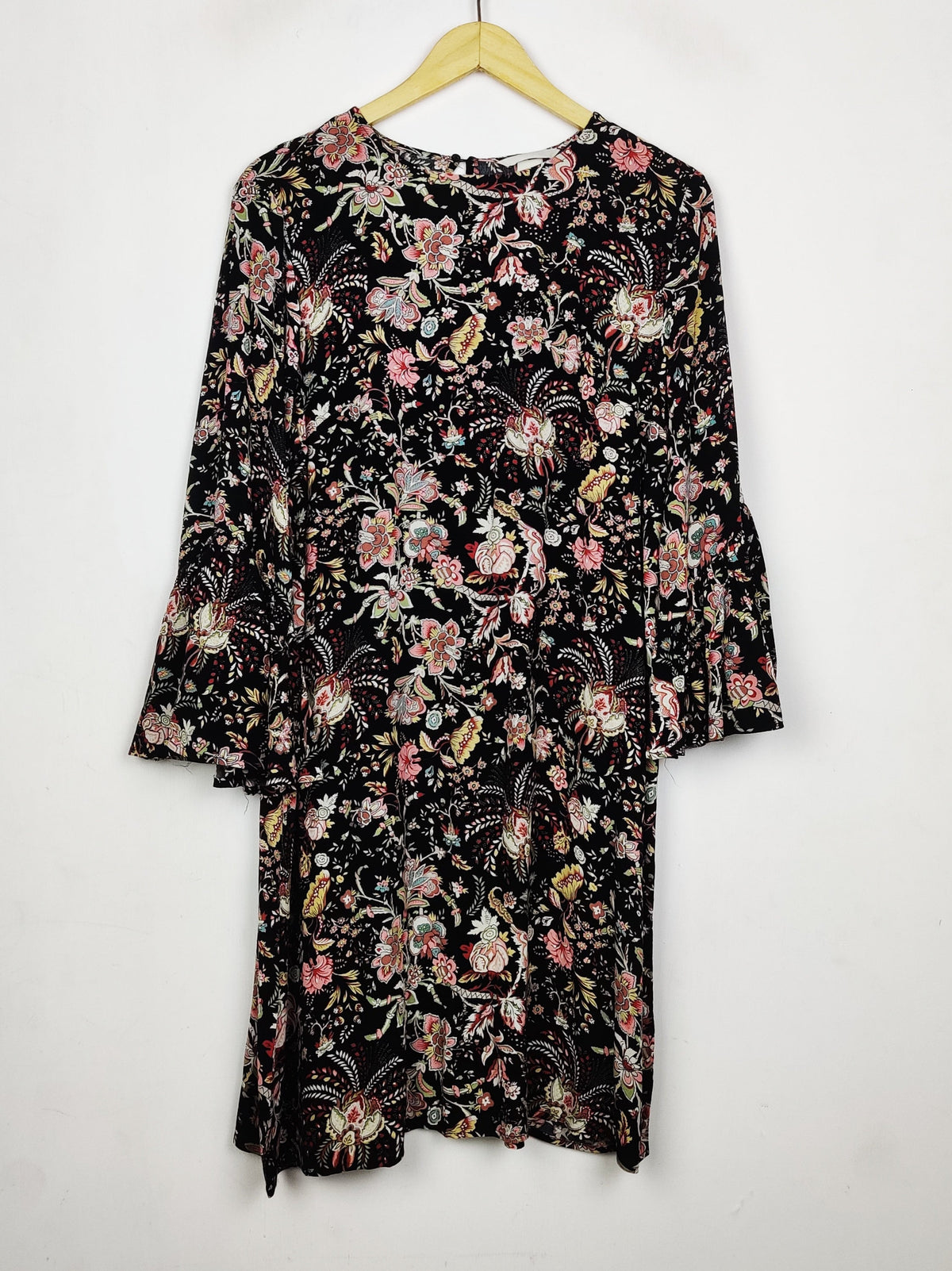 Buy online pre-used pre-loved 100% authentic & Original branded H&M (MF-5521) available in Pakistan. Top international brands avilable.