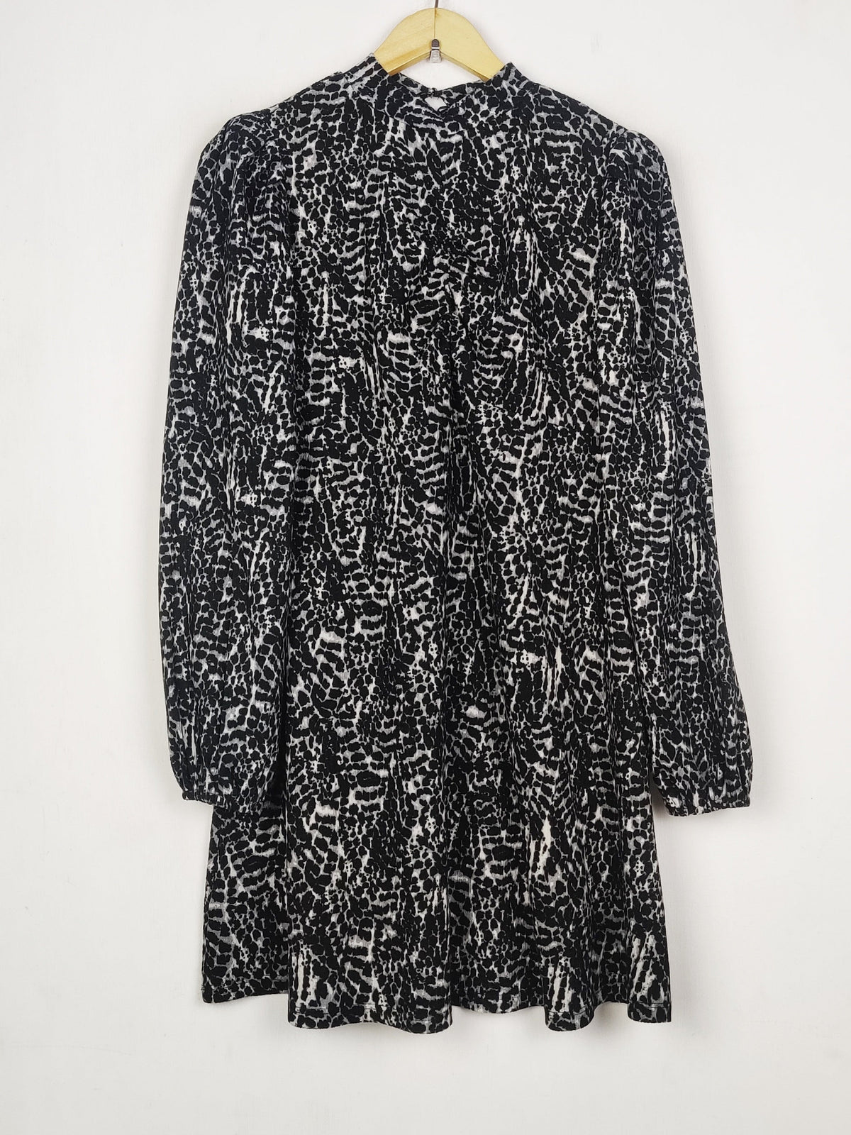 Buy online pre-used pre-loved 100% authentic & Original branded Dorothy Perkins (MF-5597) available in Pakistan. Top international brands avilable.