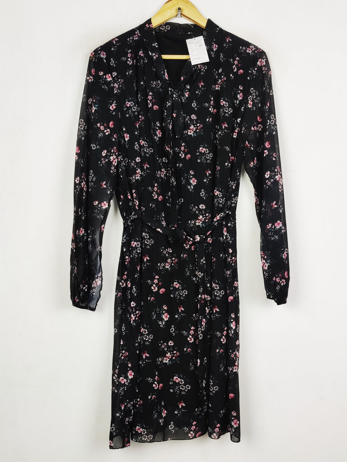 Buy online pre-used pre-loved 100% authentic & Original branded Unknown Brand (MF-5654) available in Pakistan. Top international brands avilable.