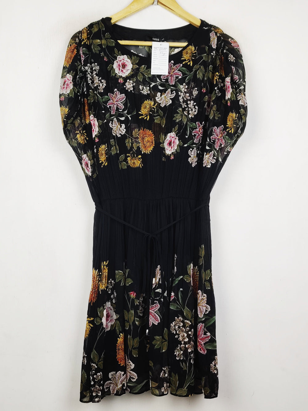 Buy online pre-used pre-loved 100% authentic & Original branded Oasis (MF-5742) available in Pakistan. Top international brands avilable.
