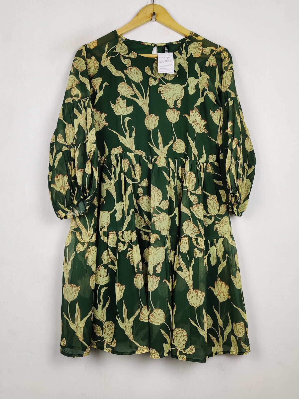 Buy online pre-used pre-loved 100% authentic & Original branded Sassafras (MF-5762) available in Pakistan. Top international brands avilable.