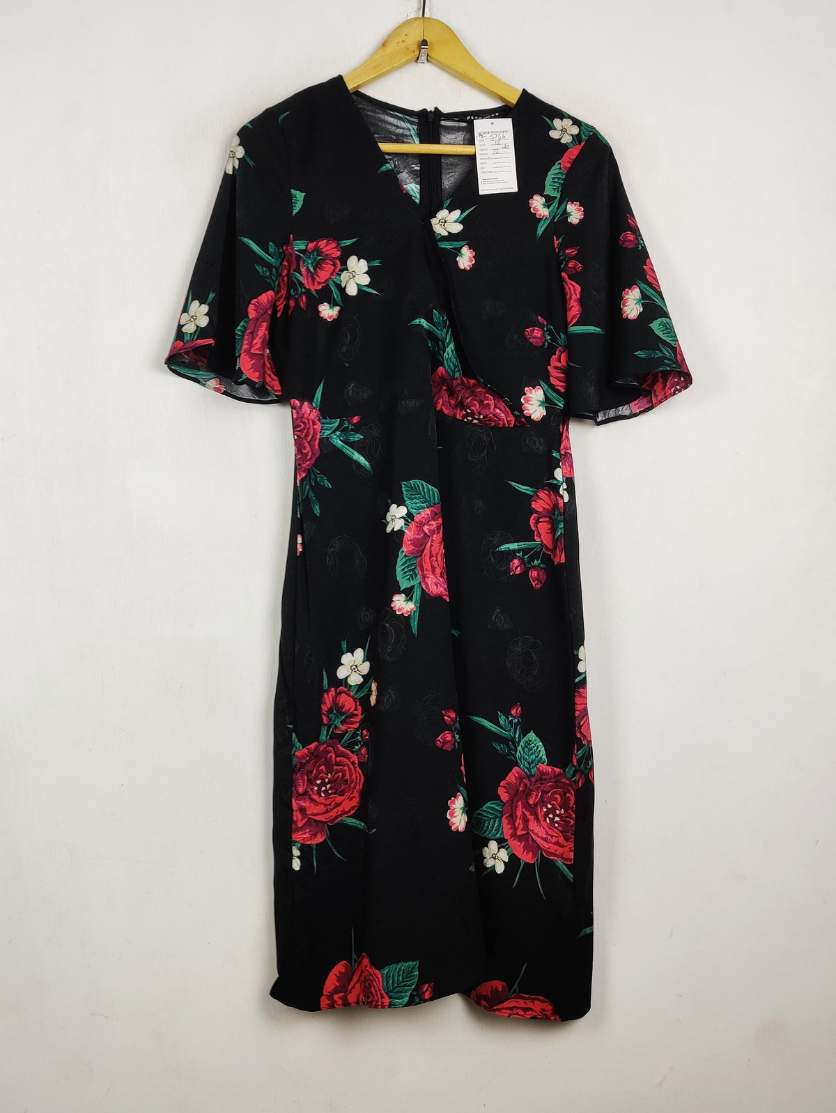 Buy online pre-used pre-loved 100% authentic & Original branded Peacocks (MF-5766) available in Pakistan. Top international brands avilable.