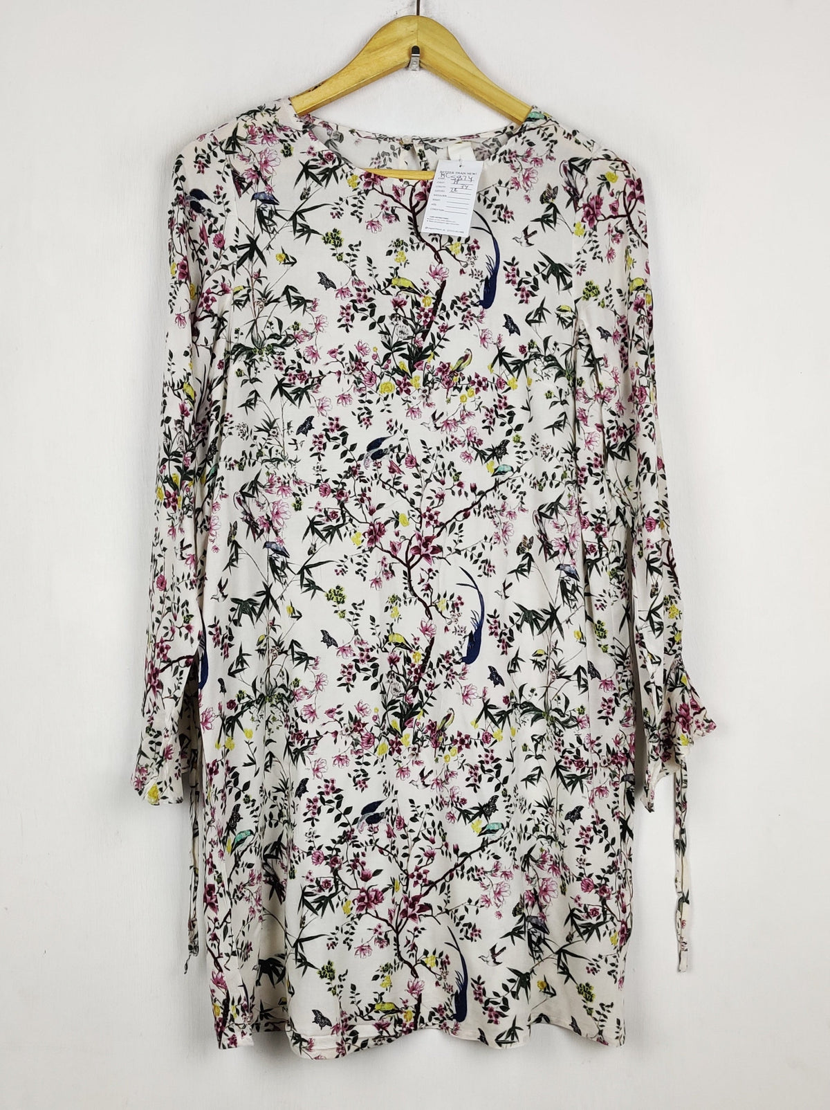 Buy online pre-used pre-loved 100% authentic & Original branded H&M (MF-5874) available in Pakistan. Top international brands avilable.