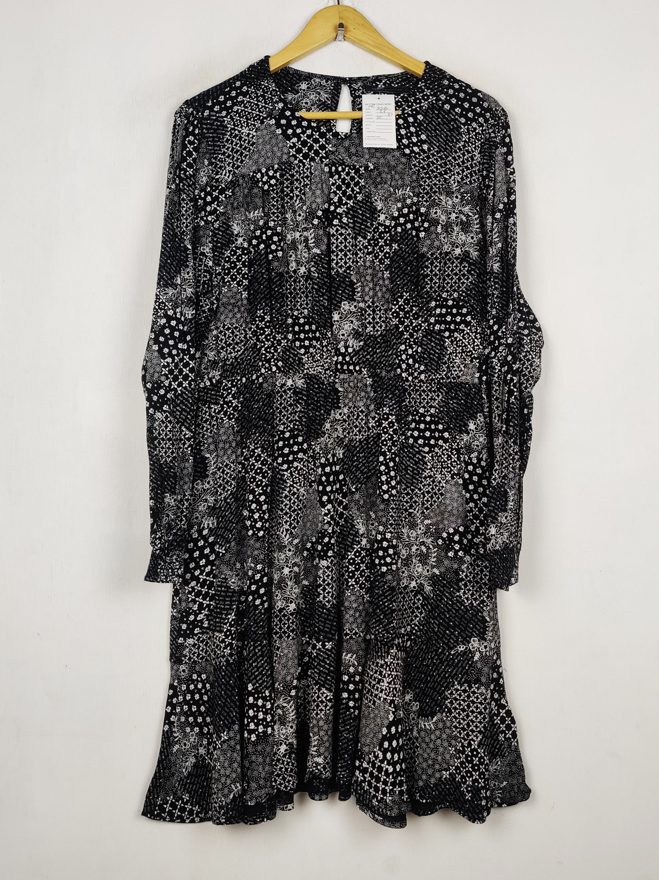Buy online pre-used pre-loved 100% authentic & Original branded Marks & Spencer (MF-5922) available in Pakistan. Top international brands avilable.