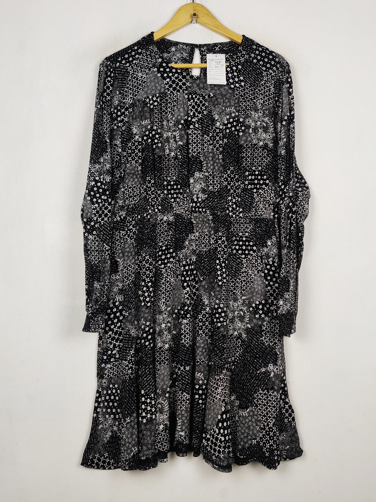 Buy online pre-used pre-loved 100% authentic & Original branded Marks & Spencer (MF-5922) available in Pakistan. Top international brands avilable.