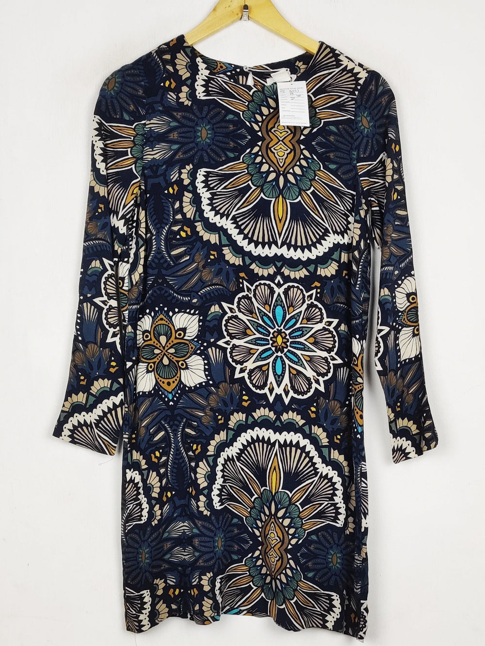 Buy online pre-used pre-loved 100% authentic & Original branded H&M (MF-6023) available in Pakistan. Top international brands avilable.