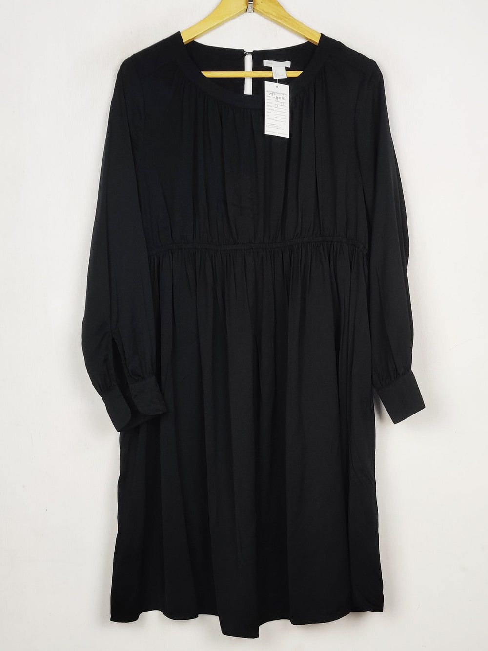 Buy online pre-used pre-loved 100% authentic & Original branded H&M (MF-6036) available in Pakistan. Top international brands avilable.