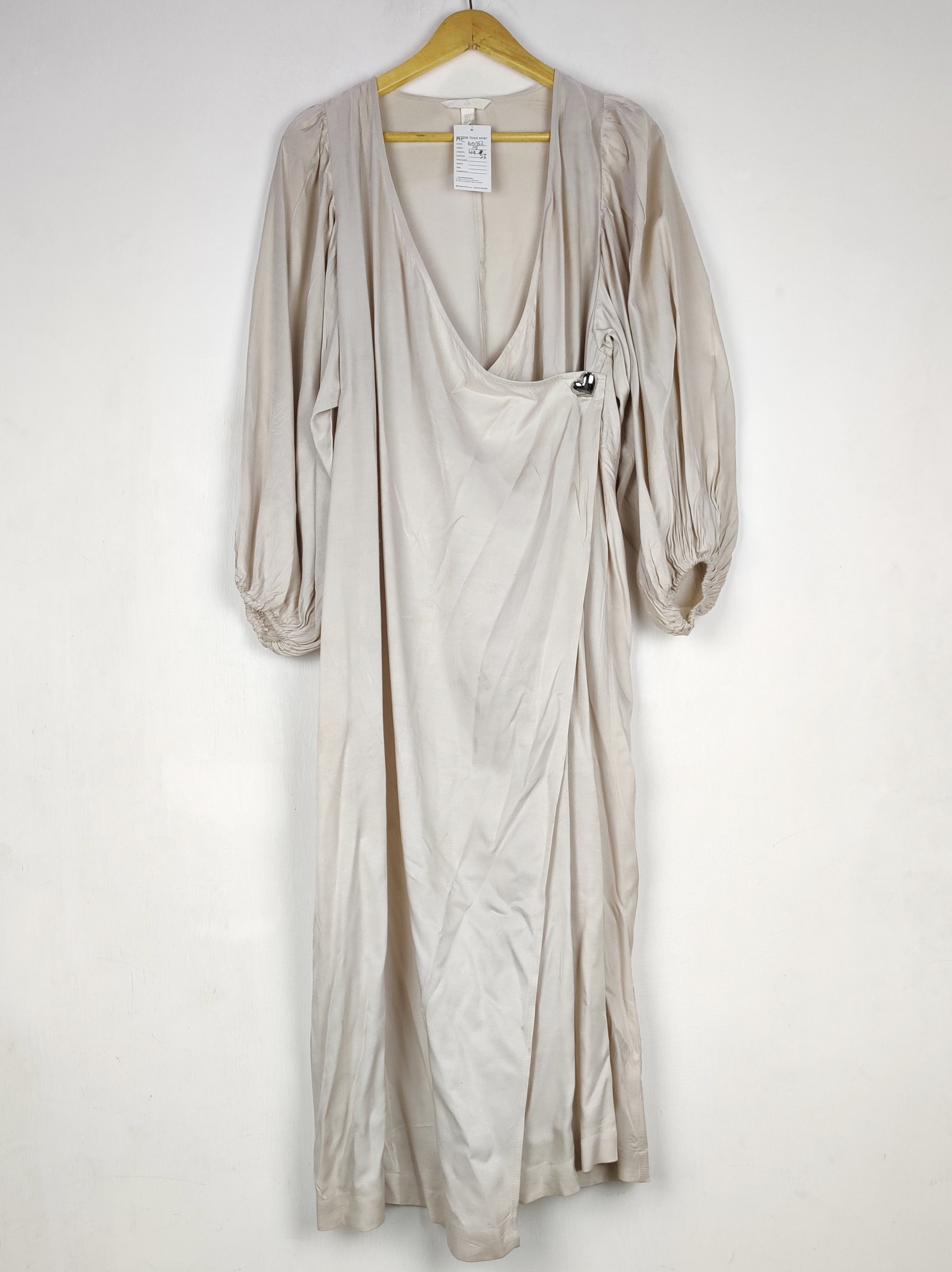 Buy online pre-used pre-loved 100% authentic & Original branded H&M (MF-6082) available in Pakistan. Top international brands avilable.