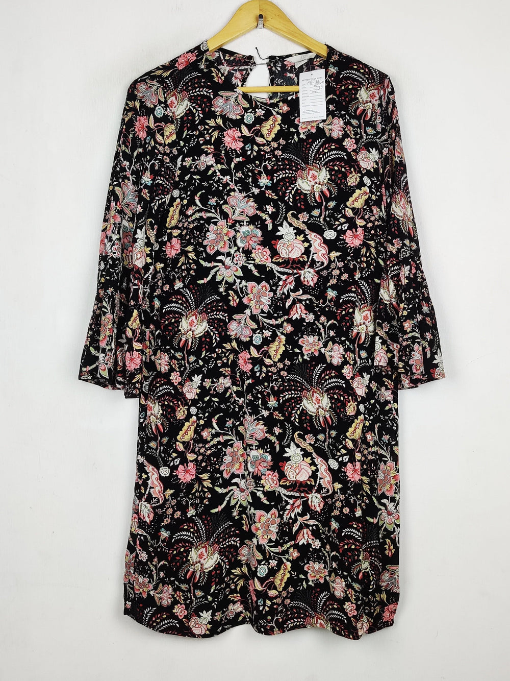 Buy online pre-used pre-loved 100% authentic & Original branded H&M (MF-6160) available in Pakistan. Top international brands avilable.