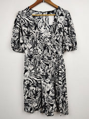 Buy online pre-used pre-loved 100% authentic & Original branded F&F (MF-881) available in Pakistan. Top international brands avilable.