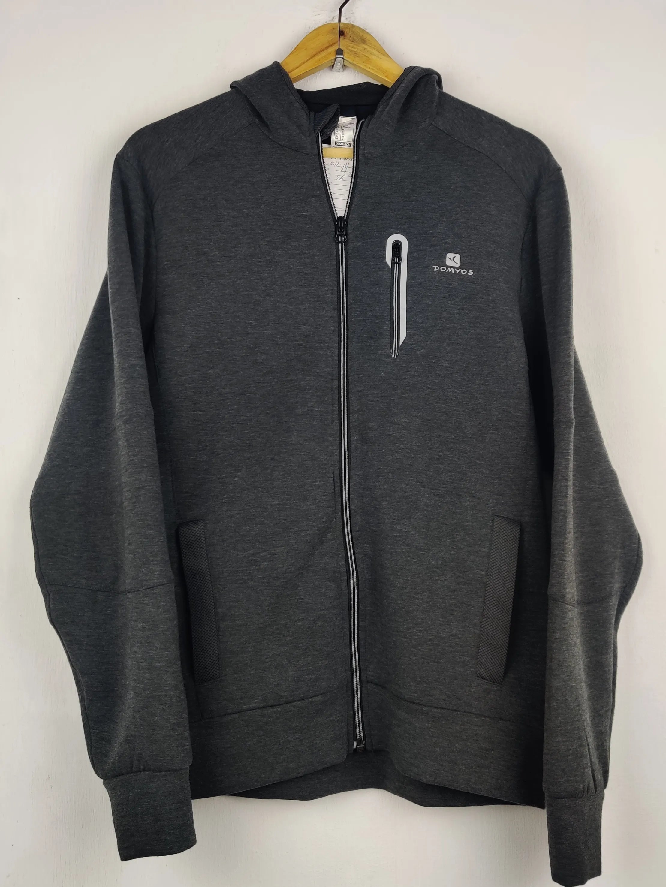 Buy online pre-used pre-loved 100% authentic & Original branded Decathlon (MH-111) available in Pakistan. Top international brands avilable.