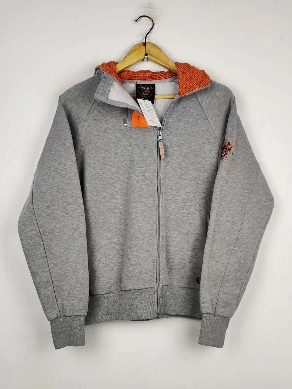 Buy online pre-used pre-loved 100% authentic & Original branded Blackpool (MH-332) available in Pakistan. Top international brands avilable.