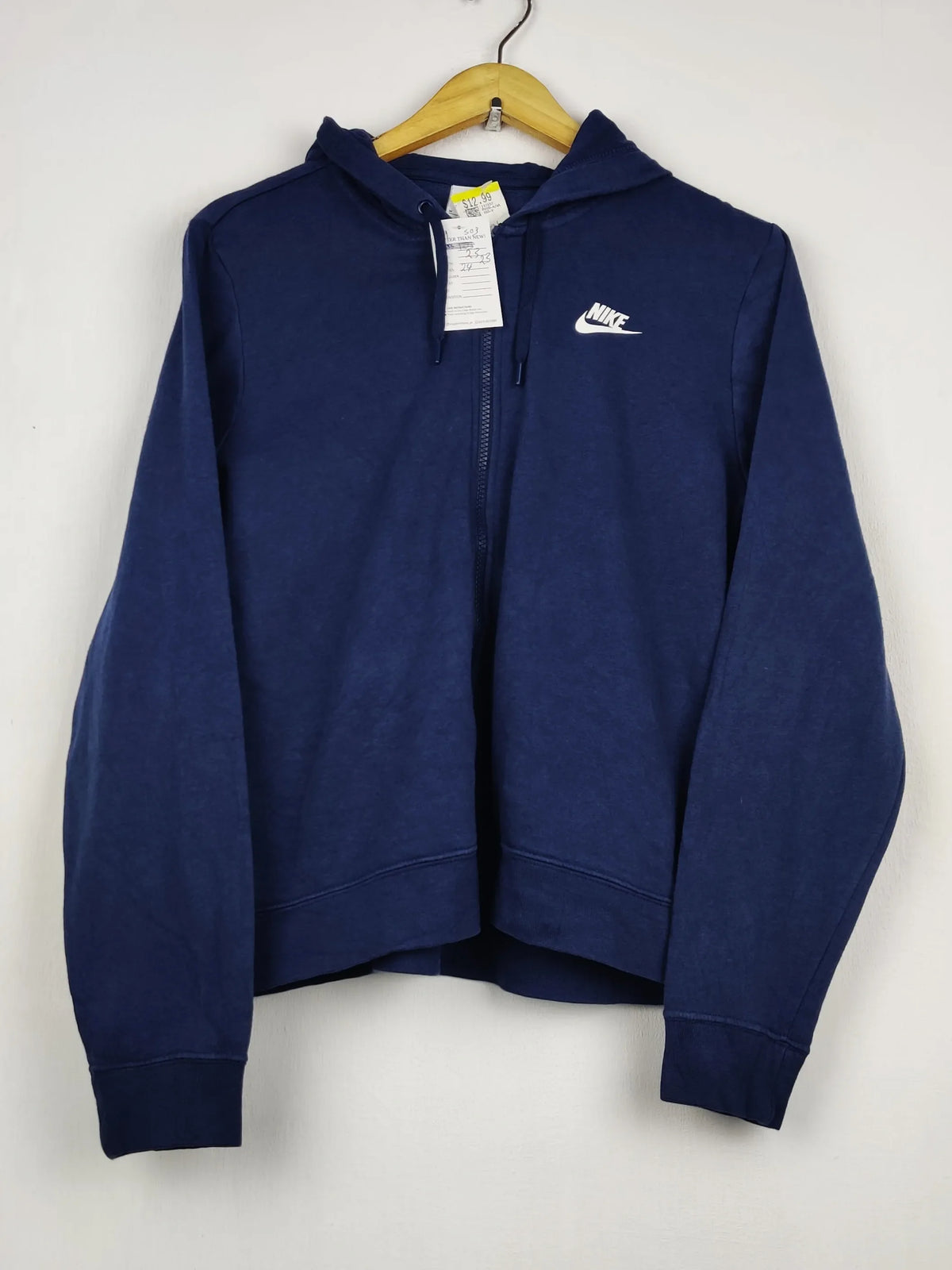 Buy online pre-used pre-loved 100% authentic & Original branded N.I.K.E (MH-503) available in Pakistan. Top international brands avilable.